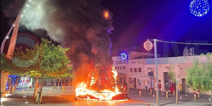 Έγινε στάχτη το χριστουγεννιάτικο δέντρο στην κεντρική πλατεία Πάφου (βίντεο)