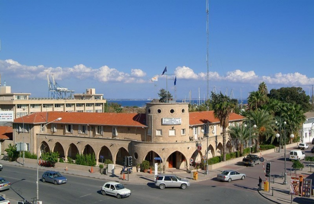 Χειροπέδες σε 21χρονο στη Λάρνακα-Στην κατοχή του 40 κροτίδες και 7 καπνογόνα