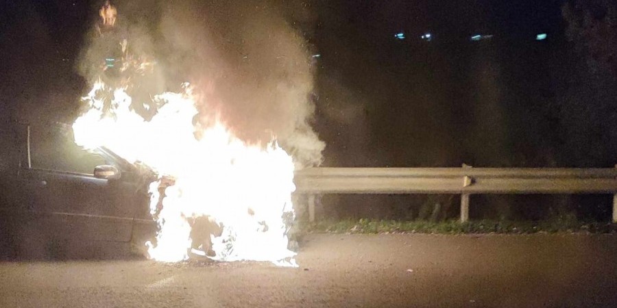 Eν κινήσει όχημα τυλίχθηκε στις φλόγες στη Λάρνακα  (φώτο)