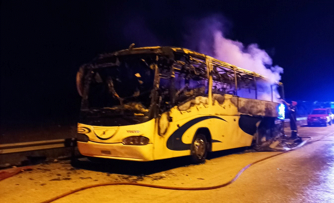Σταθμευμένο λεωφορείο τυλίχθηκε στις φλόγες τα μεσάνυχτα