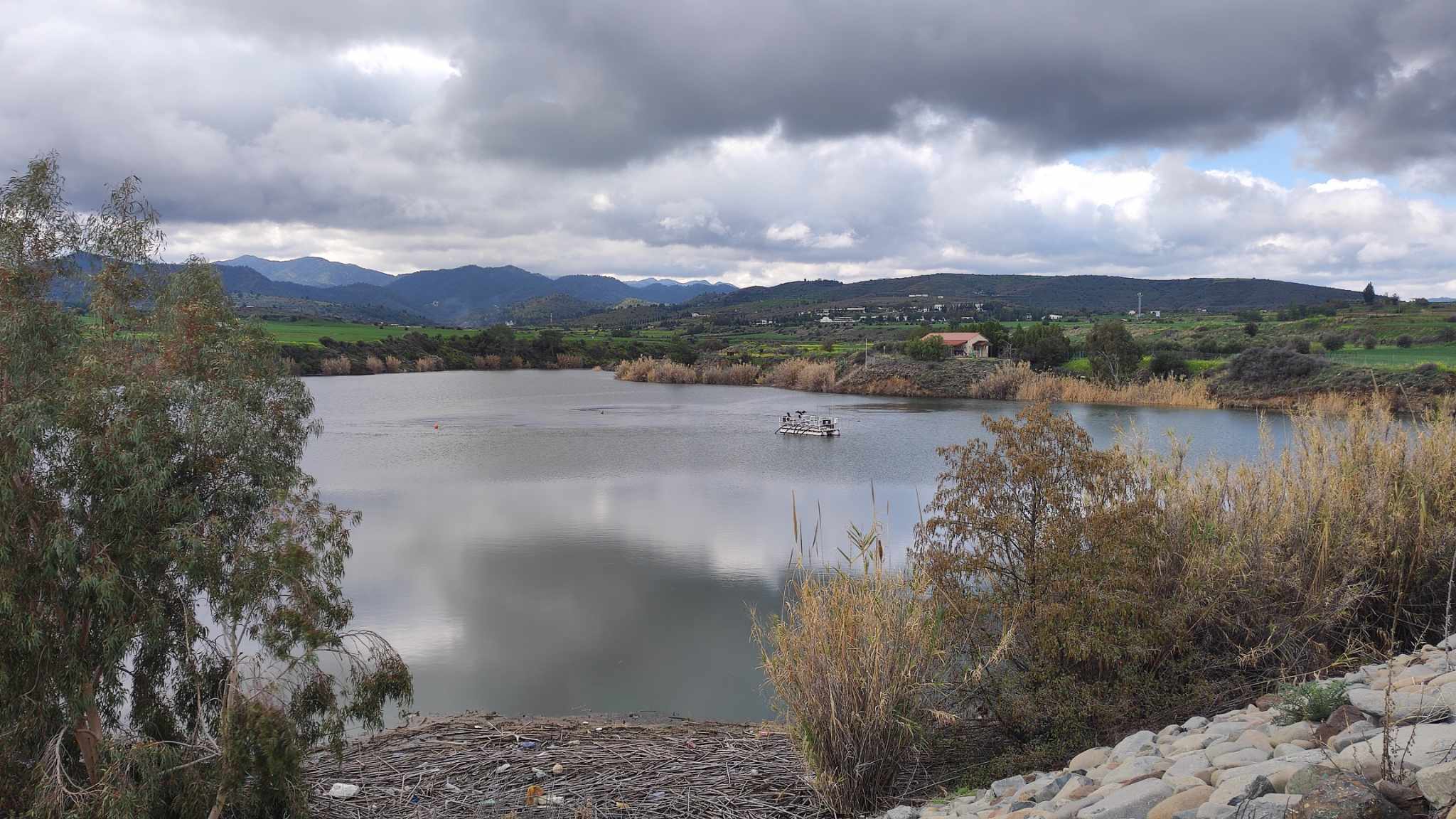 Υπεχείλισε το μικρό φράγμα Κλήρου, χαμογελούν οι κάτοικοι της περιοχής