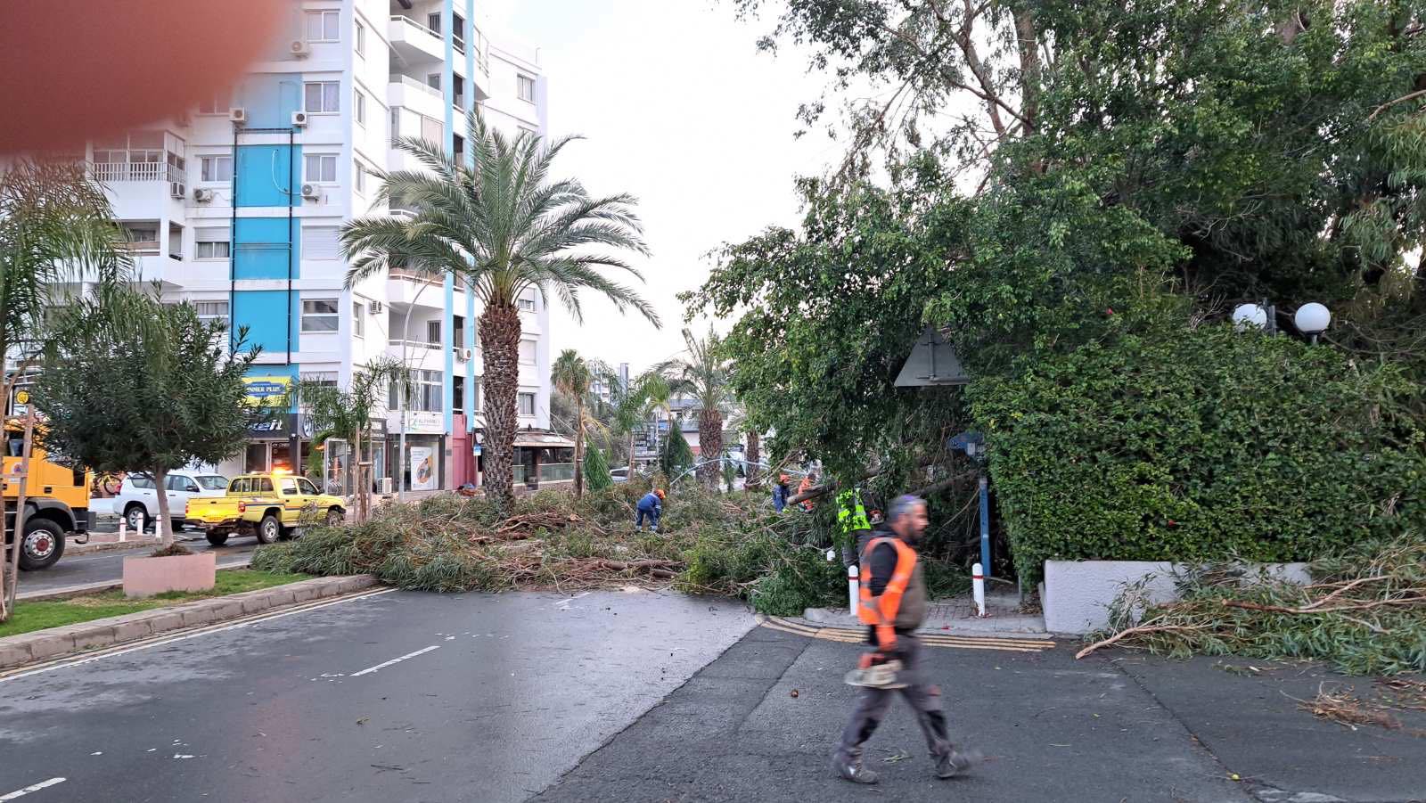 Χαλασμός στη Λεμεσό: Αποκόπηκαν πάσσαλοι, τεράστιες ζημιές από ανεμοστρόβιλο