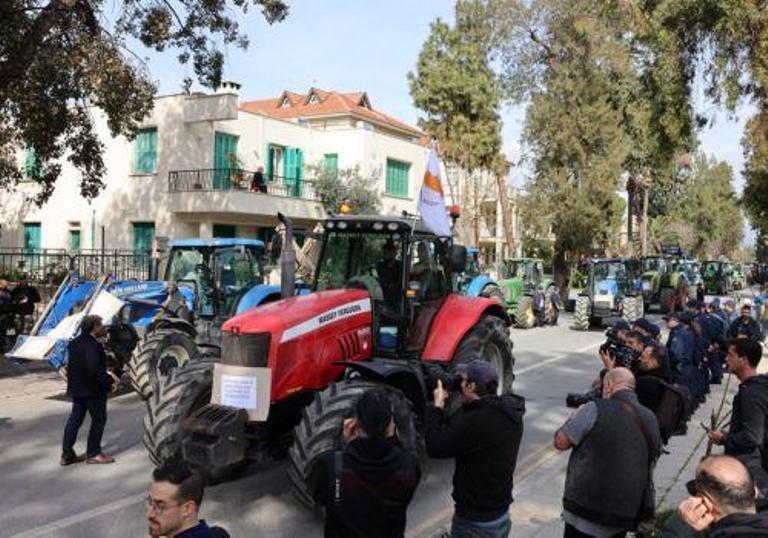 Πορεύτηκαν με τρακτέρ, επέδωσαν υπόμνημα και ζητούν διάλογο οι αγρότες