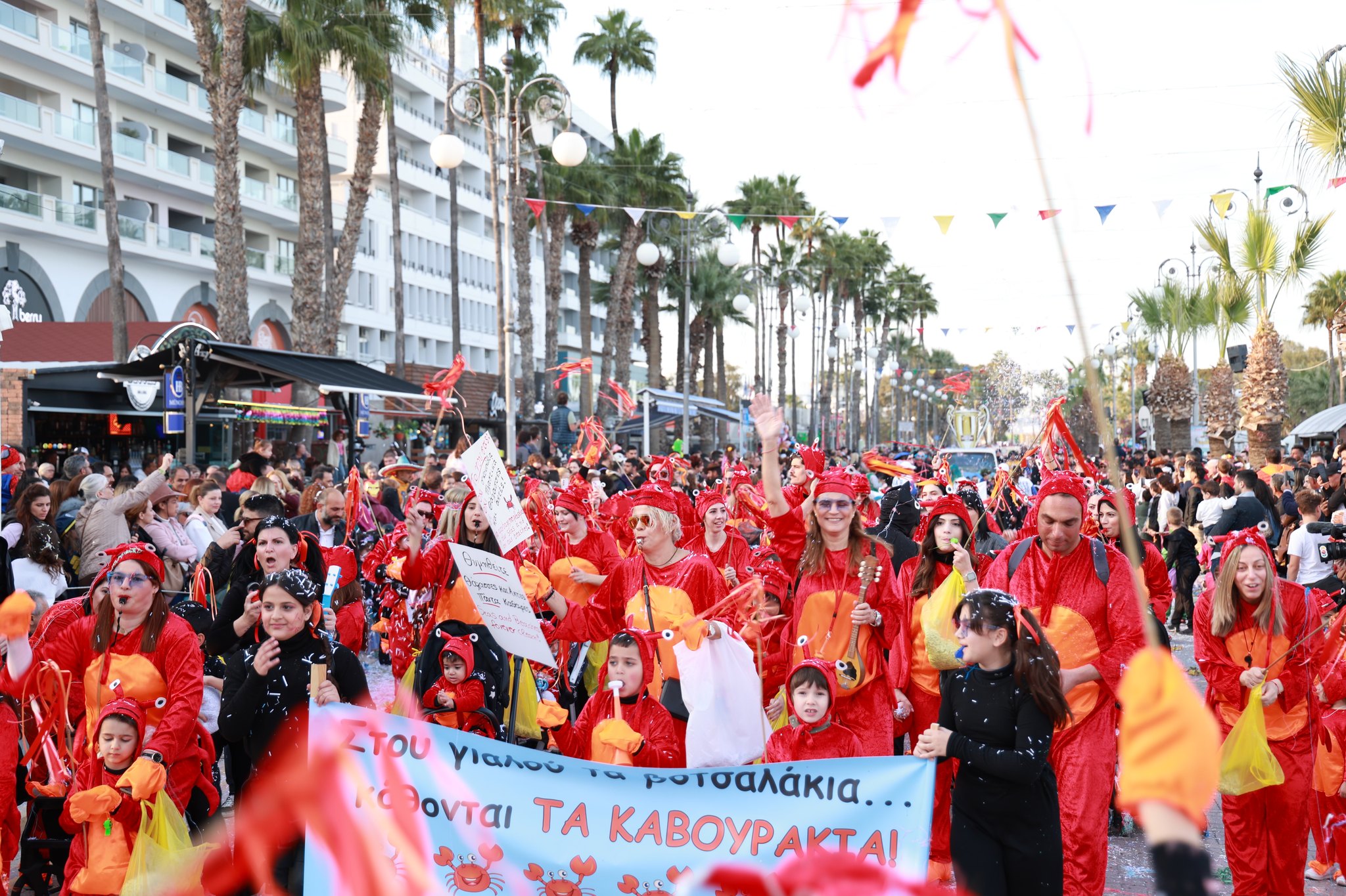 Γέμισε με παιδικά χαμόγελα ο παραλιακός δρόμος των Φοινικούδων στην μεγάλη Καρναβαλίστικη παρέλαση (φώτο)