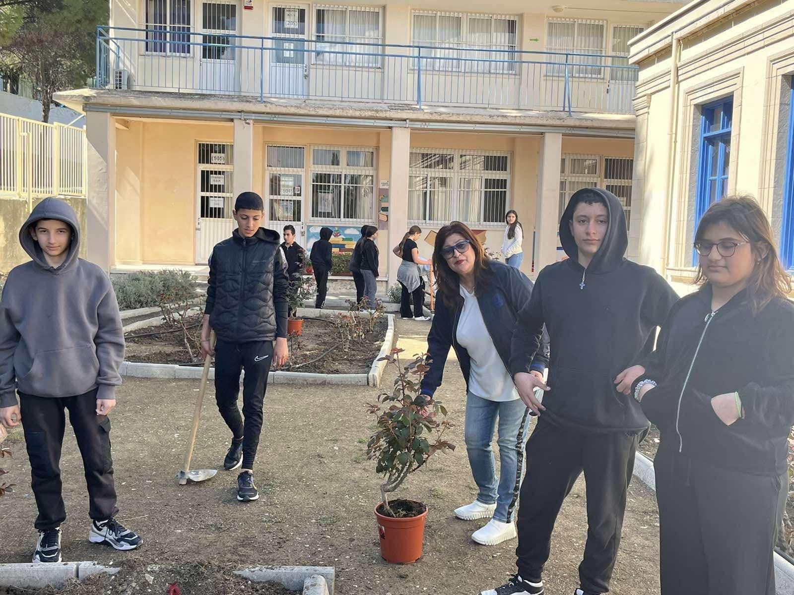 Μαθητές του Περιφερειακού Γυμνασίου Λευκάρων πραγματοποίησαν φύτευση τριανταφυλλιών στην πρόσοψη του σχολείου.