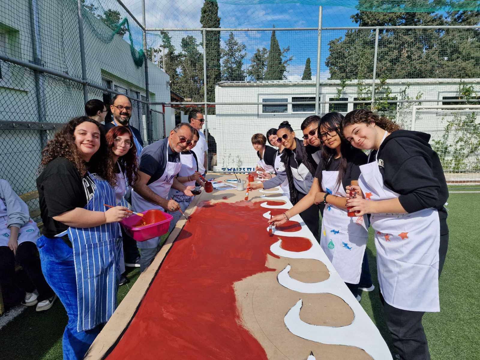 Μαθητές του κλάδου Καλών Τεχνών του Λυκείου Αγίου Γεωργίου Λάρνακας, πρόσφεραν εθελοντική εργασία για το Ειδικό Σχολείο Αγίου Σπυρίδωνα στη Λάρνακα