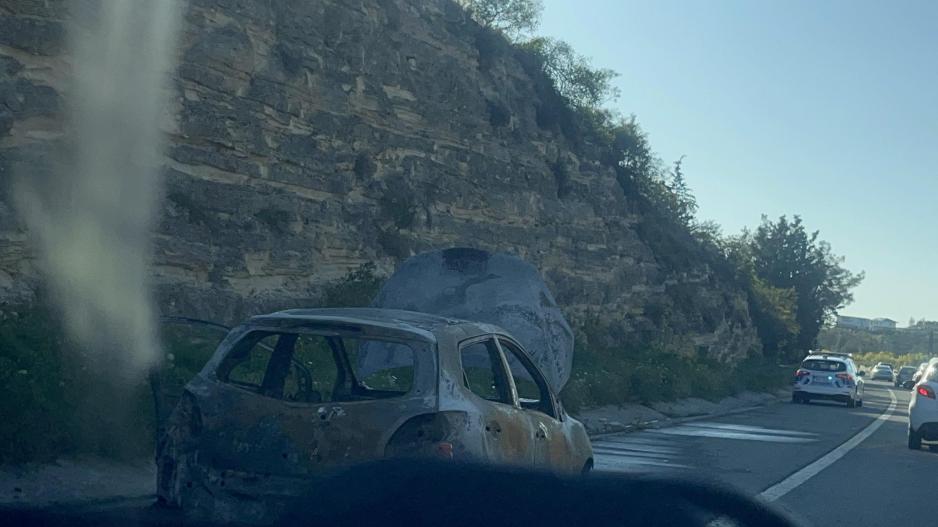 Στάχτη το όχημα που πήρε φωτιά στον αυτοκινητόδρομο Λάρνακας – Λευκωσίας παρά την έξοδο Αθηένου