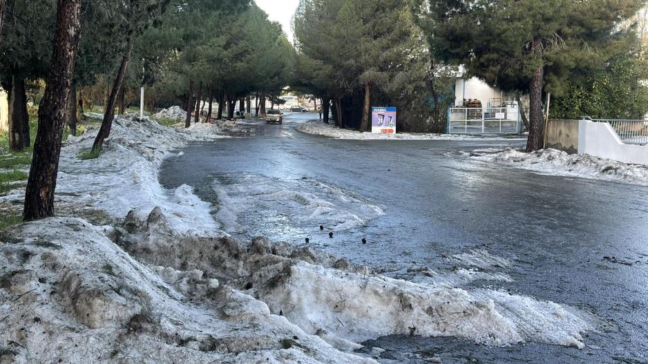 Το χαλάζι άγγιξε ταβάνι: Επιστράτευσαν εκσκαφέα για να αδειάσουν υπόγειο οικίας