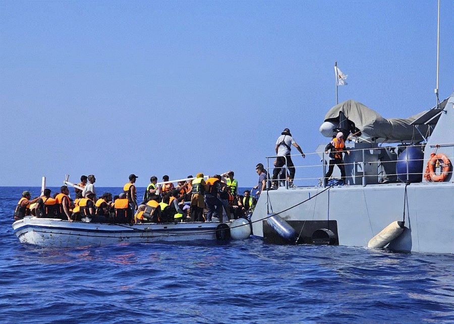 Πέντε βάρκες με παράτυπους μετανάστες ανοικτά του Κάβο Γκρέκο