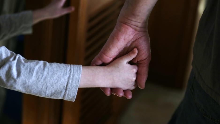Κόβουν αναδρομικά επιδόματα από παιδί με αναπηρία (βίντεο)