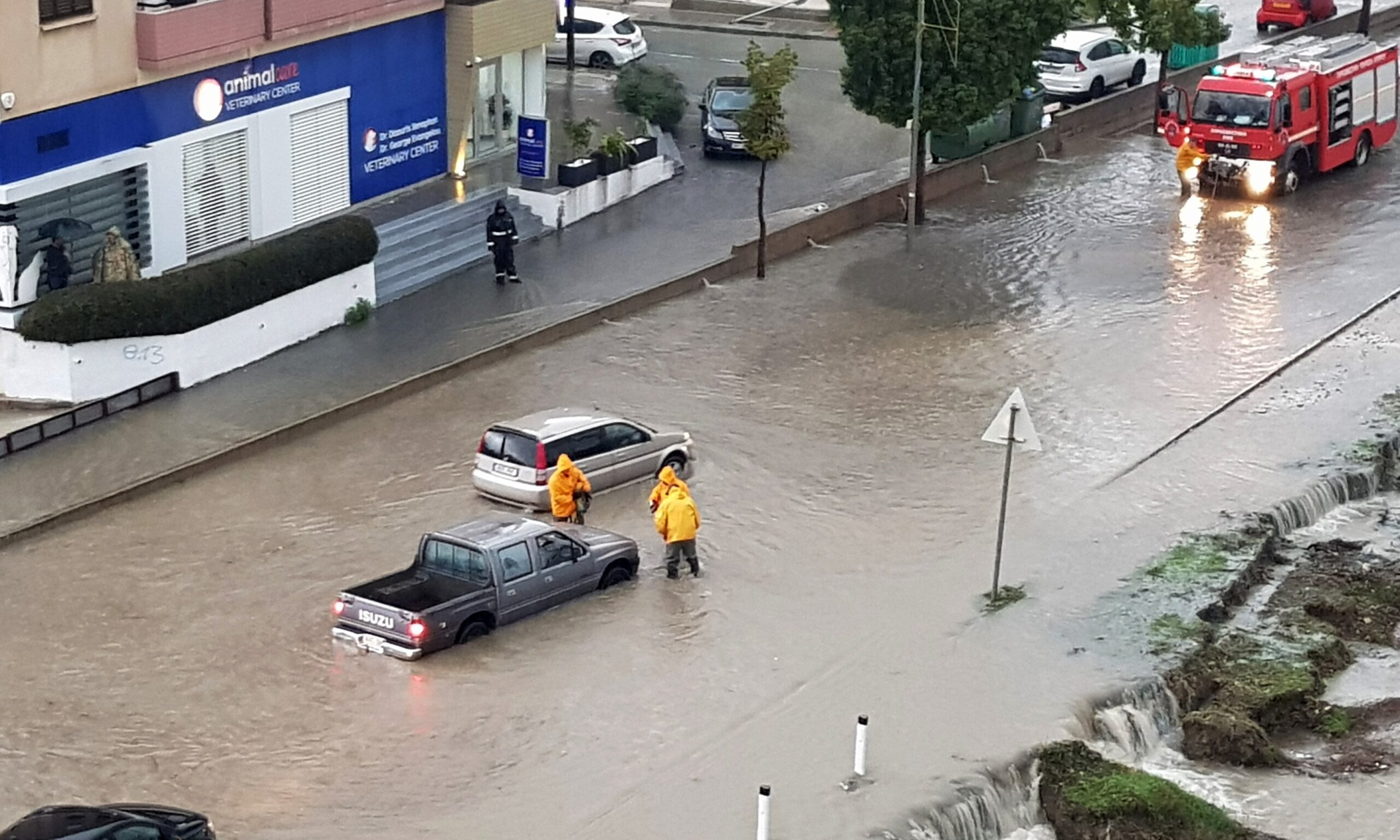 Επί ποδός όλη τη νύχτα η Πυροσβεστική: Πλημμυρισμένα σπίτια και υπόγεια άφησε η κακοκαιρία