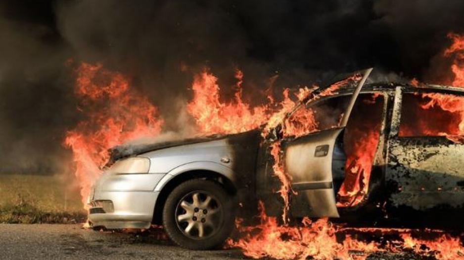 Φωτιά σε τρία αυτοκίνητα έξω από μηχανουργείο τα ξημερώματα