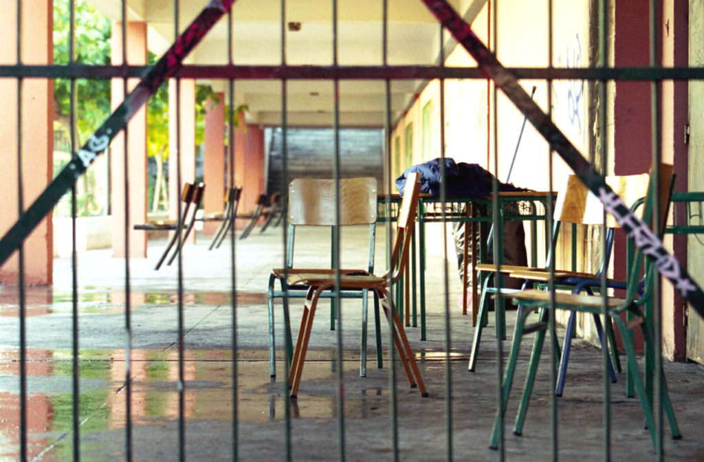 Eλλάδα: 19χρονος μπήκε σε σχολείο με σφυρί και μαχαίρι – Τραυμάτισε μαθητή