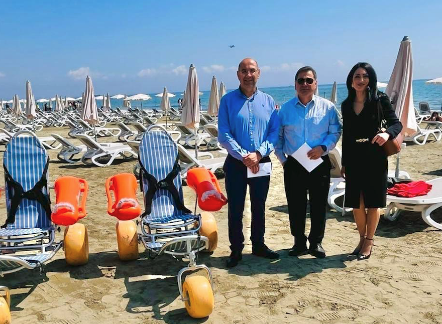 Αμφίβια τροχοκαθίσματα τύπου “Mobi – Chair”, παραδόθηκαν στην παραλία Μακένζι της Λάρνακας για εύκολη πρόσβαση στη θάλασσα, για άτομα με μειωμένη κινητικότητα