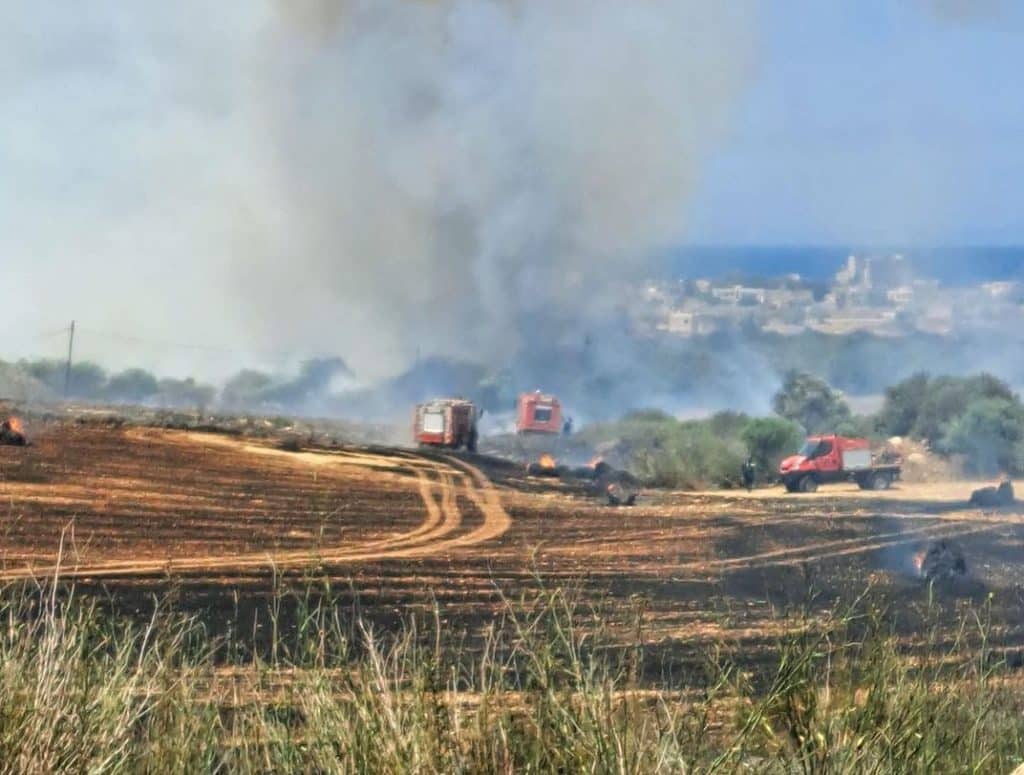 Πυρκαγιά σε μπάλες σανού στις Αγγλισίδες, αγώνας να μην επεκταθεί σε υποστατικά