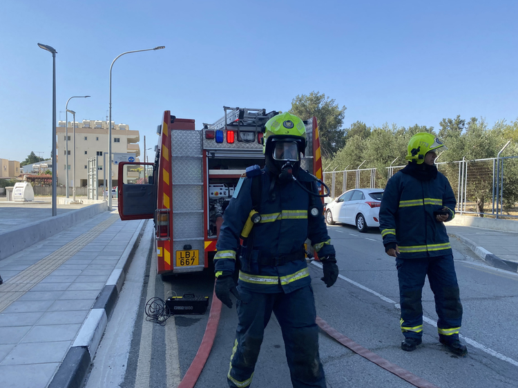 Με επιτυχία η άσκηση της Πυροσβεστικής Υπηρεσίας στη Λάρνακα στο προαύλιο της εκκλησίας Αγίου Γεωργίου Μακρή