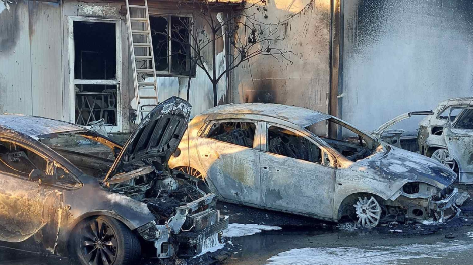 Επί ποδός η Πυροσβεστική: Ξέσπασε πυρκαγιά σε συνεργείο οχημάτων – Υπέστησαν ζημιές 12 οχήματα
