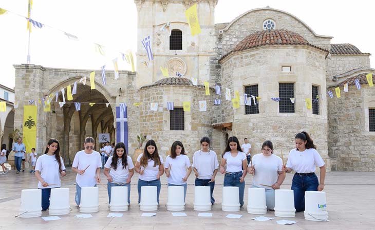 Αντιπολεμική περιπατητική παράσταση από το Λύκειο Αγίου Γεωργίου Λάρνακας