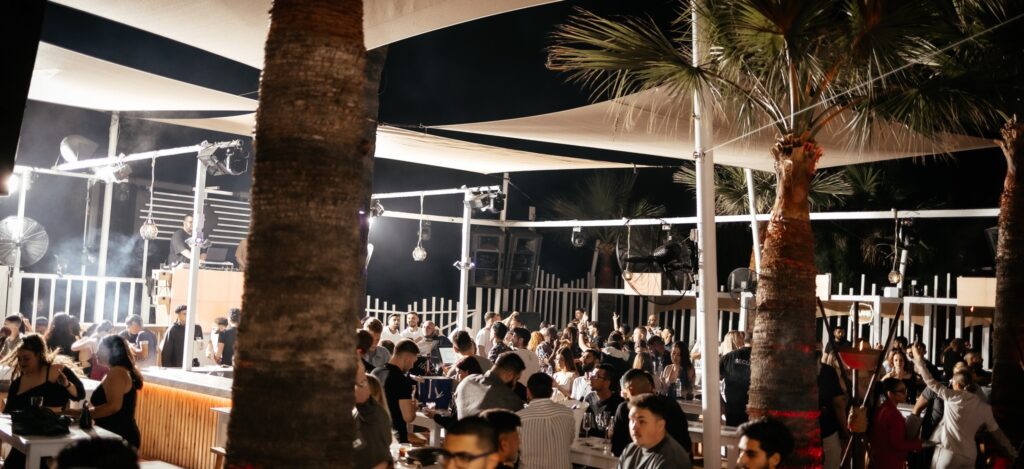 Αυτή την Κυριακή πάμε σε ένα εκρηκτικό party δίπλα στη θάλασσα