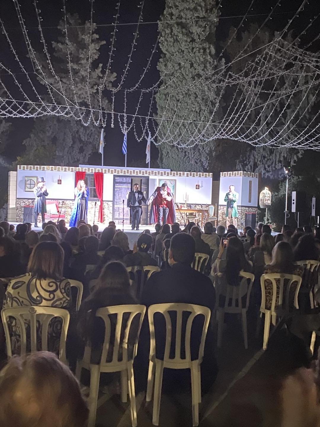 Με επιτυχία η Θεατρική Παράσταση “Κόμα Δράκουλας” στο Δήμο Λιβαδιών