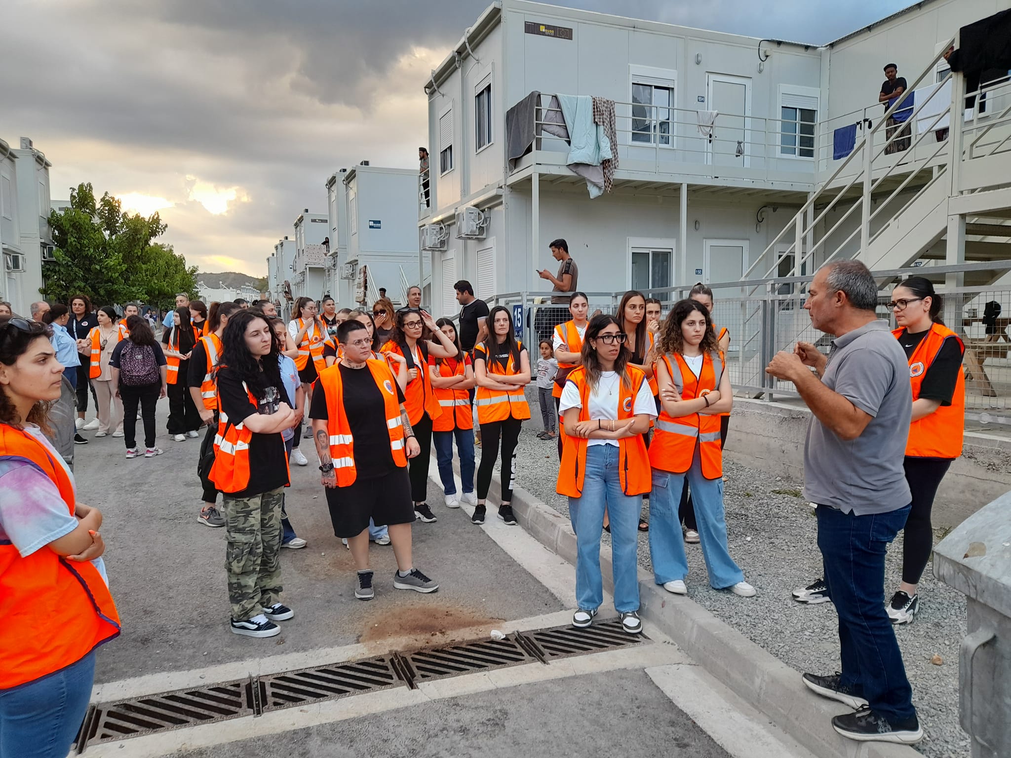 Αμυνίτριες και αξιωματικοί του τμήματος Μέριμνας, της Πολιτικής Άμυνας Λάρνακας στο Κέντρο Υποδοχής Μεταναστών, της Υπηρεσίας Ασύλου στην Κοφίνου