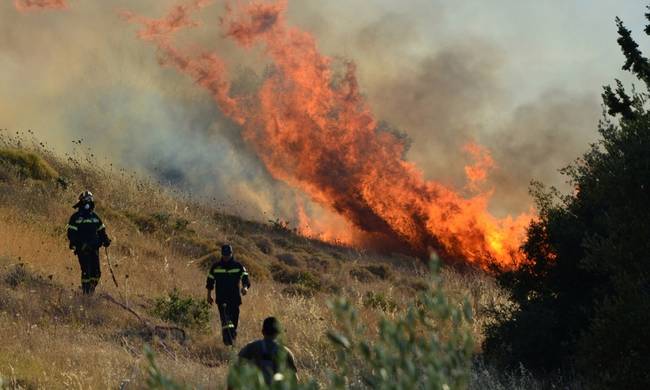 Διαχειρίσιμη αλλά με δυνατούς ανέμους πυρκαγιά κοντά σε υποστατικά στην Ανάγυια