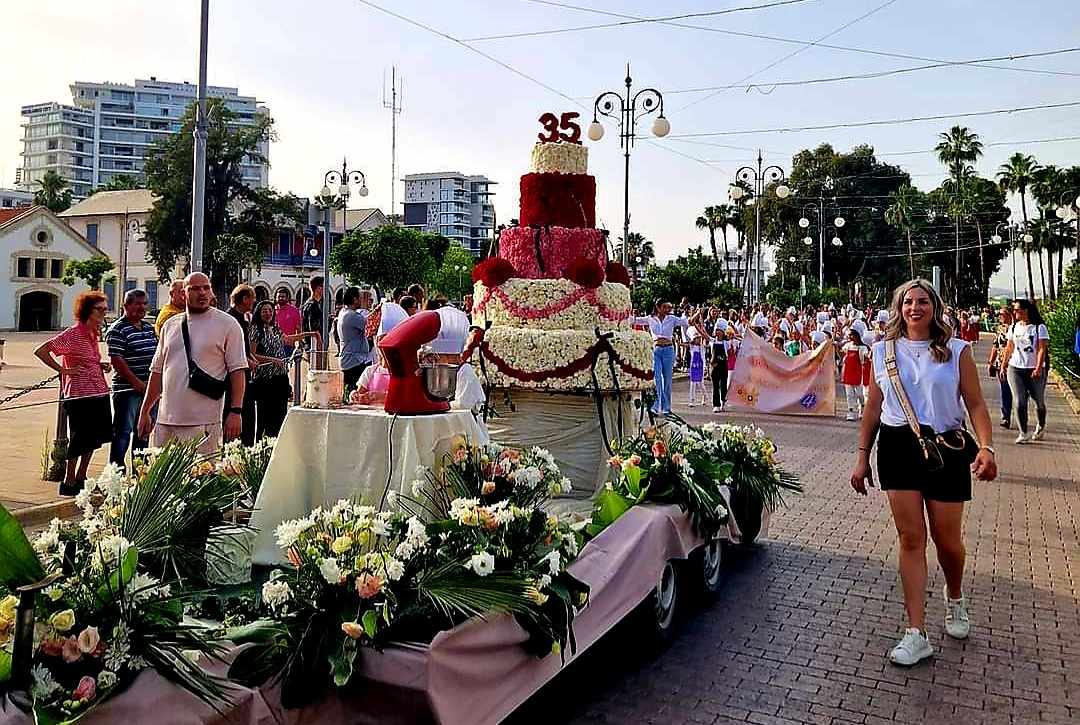 Πανδαισία χρωμάτων στα Ανθεστήρια της Λάρνακας στο παραλιακό μέτωπο των Φοινικούδων  (φώτο)