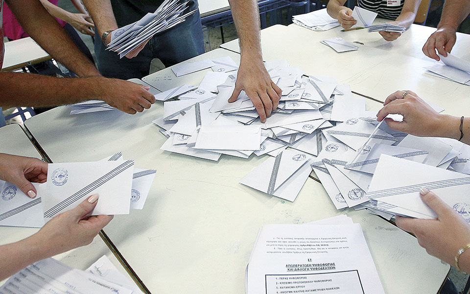 Στα εκλογικά κέντρα υποψήφιοι για ψηφοφορία, διαλογή και καταμέτρηση