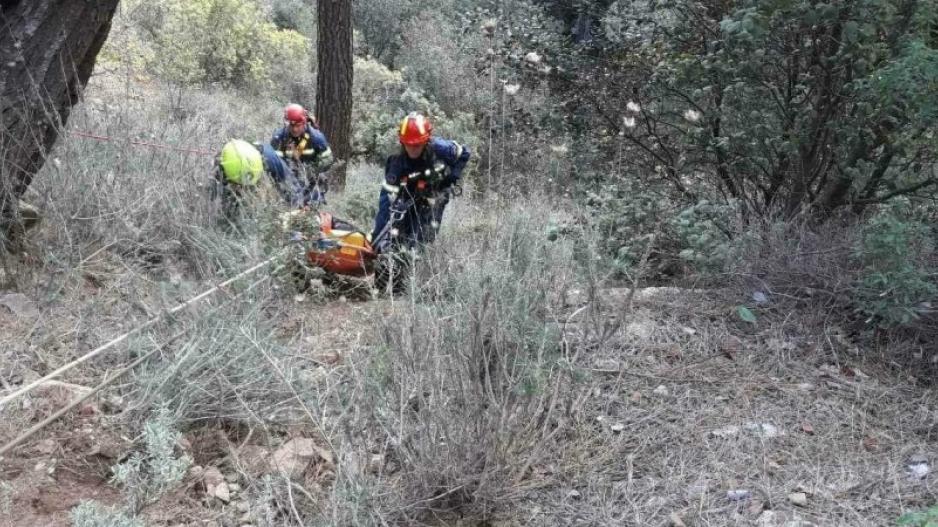 Μοτοσικλετιστής ανασύρθηκε από χαράδρα 80 μέτρων, κάλεσε μόνος του την Αστυνομία