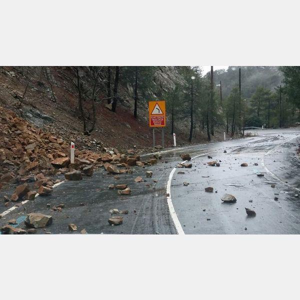 Προσοχή! Επικίνδυνος δρόμος λόγω κατολισθήσεων βράχων