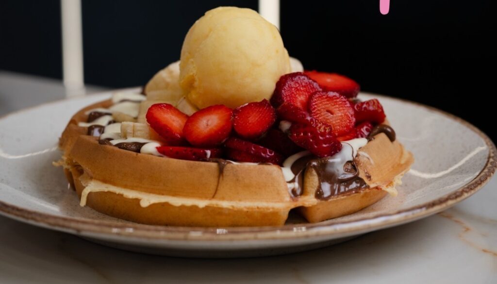 Πάμε για παγωτό και waffles σε γνωστό cafe της πόλης