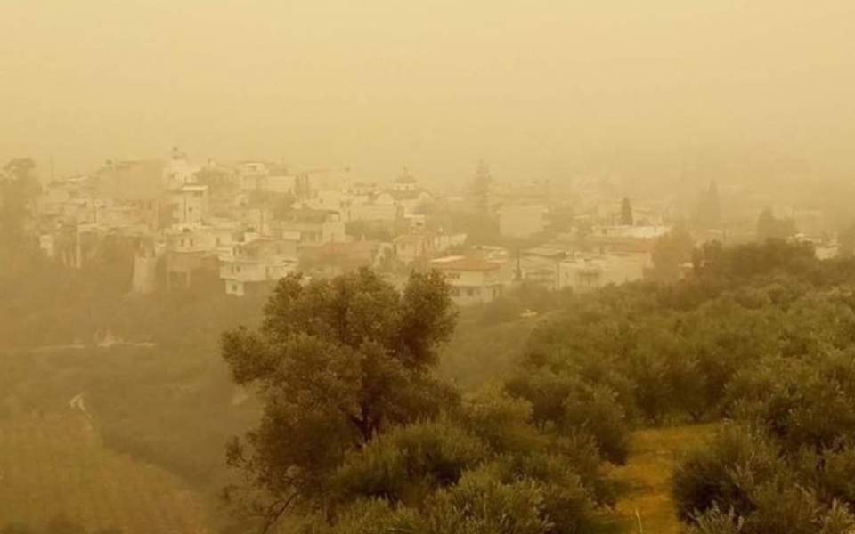 Αγγίζει τους 36 βαθμούς: Σαββατοκύριακο με αποπνικτικό κοκτέιλ σκόνης και ζέστης
