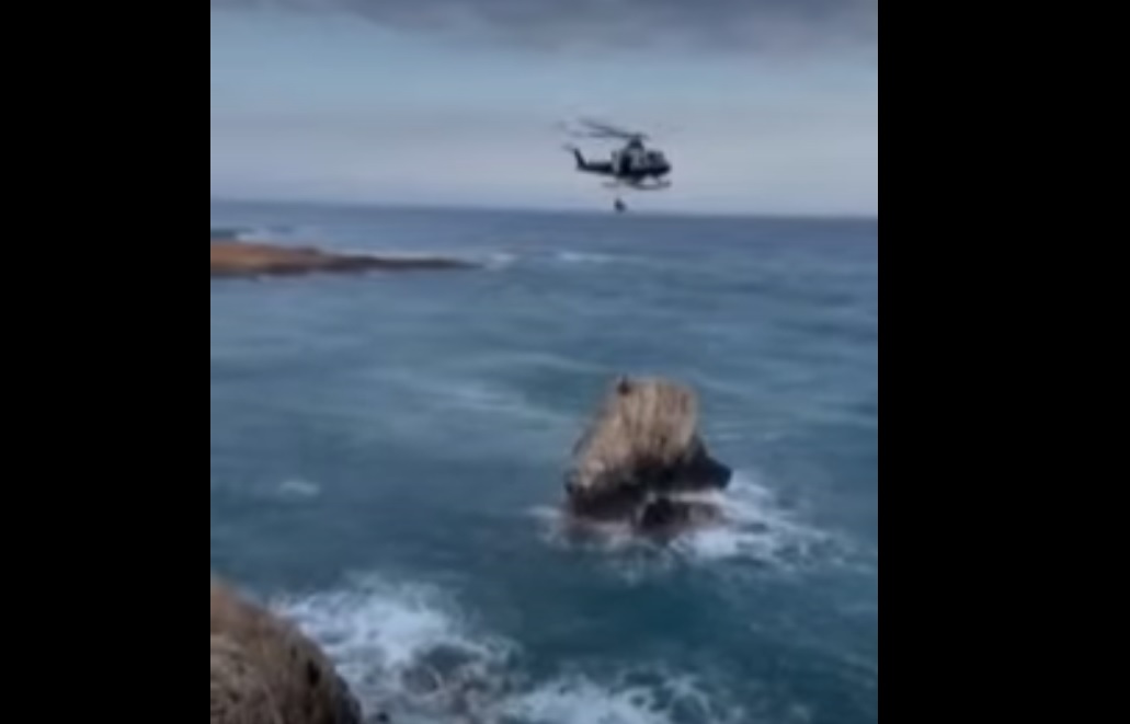 Διάσωση τραυματία από βράχο με ελικόπτερο από το ΚΣΕΔ (ΒΙΝΤΕΟ)