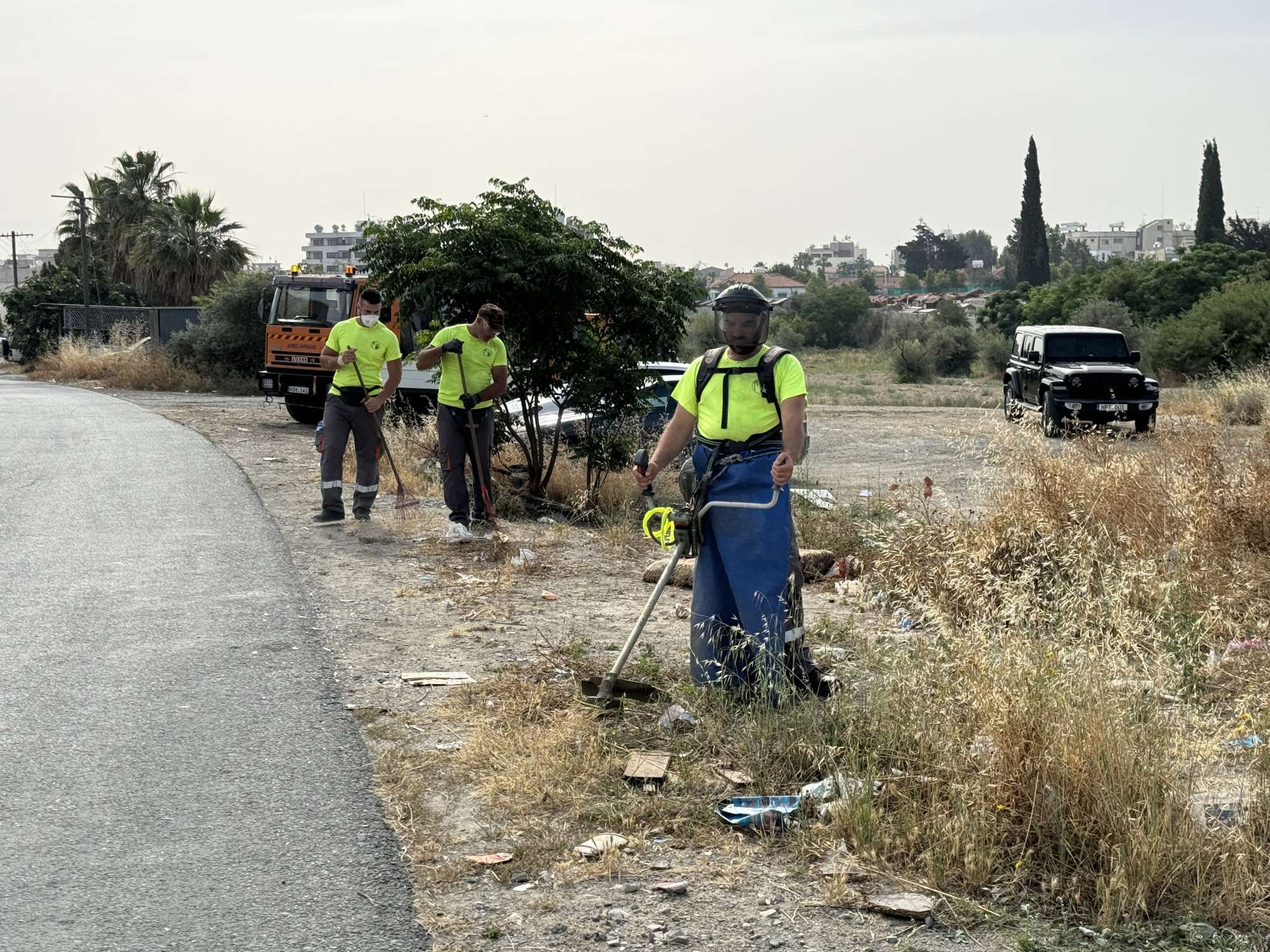 Συνεχίζονται οι εργασίες καθαρισμού οικοπέδων στην Λάρνακα