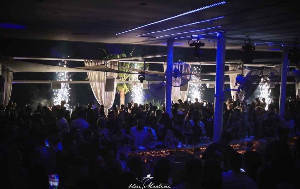 Ένα δροσερό party έρχεται στο Blue Martini