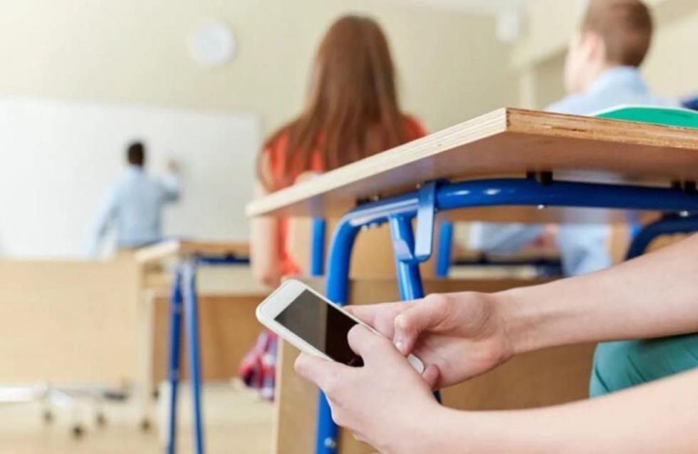 Διευκρινίσεις ΥΠΑΝ για κινητά στα σχολεία – Πώς απαντά στην Επίτροπο του Παιδιού