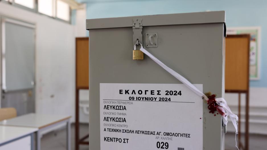 Παρατράγουδα σε εκλογικό κέντρο, άνδρας έσκισε τα ψηφοδέλτια