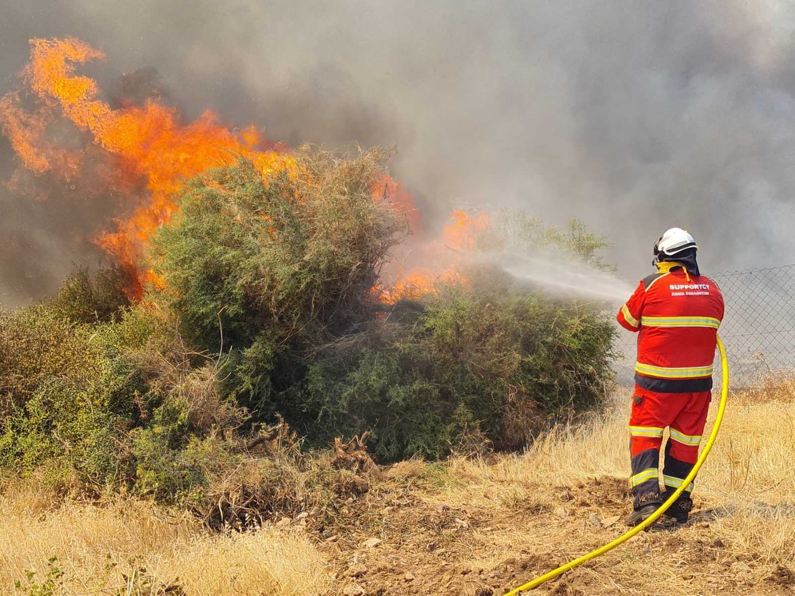 Επιχειρούν 4 εναέρια μέσα στην Πάφο, στο πεδίο παραμένει η Πολιτική Αμυνα