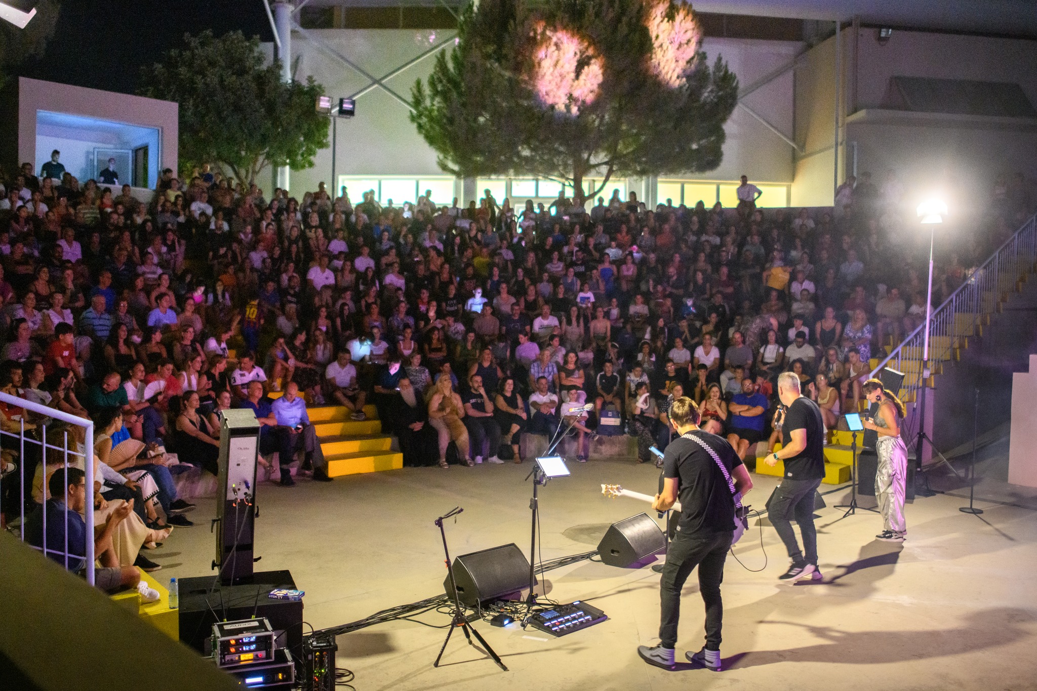 Μια ακόμη εξαιρετική Stand – Up Comedy παράσταση έδωσε στις Βραδιές Πολιτισμού του Δήμου Αραδίππου, ο Λούης Πατσαλίδης με την ομάδα του