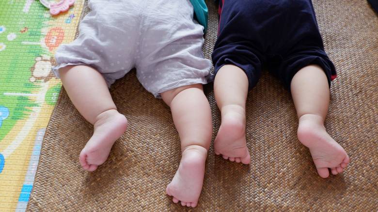 Στοιχεία στη Βουλή για υπογεννητικότητα: Το 2024 γεννήθηκαν 2.998 παιδιά – Πόσα αγόρια και πόσα κορίτσια