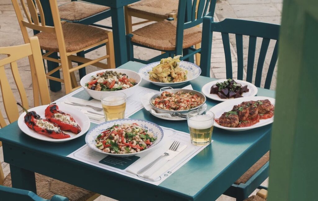Απολαμβάνουμε σπιτικό φαγητό σε ένα υπέροχο μαγειρίο δίπλα στη θάλασσα