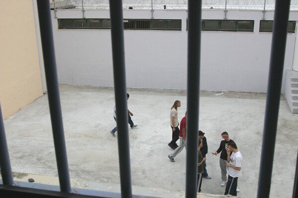 Παραμένουν στα χαρτιά οι χώροι κράτησης ανηλίκων στην Κύπρο