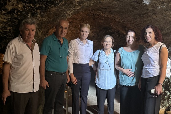 Επίσκεψη Άννας Αριστοτέλους στα χωριά της Καρπασίας – Συνάντηση με τους δύο μοναδικούς κάτοικους του Αγίου Ανδρονίκου