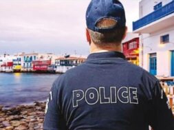 200802150324_Mykonos-policeman