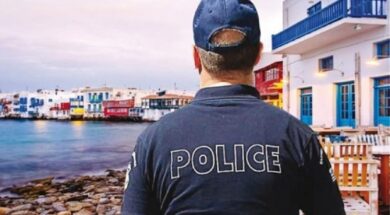 200802150324_Mykonos-policeman