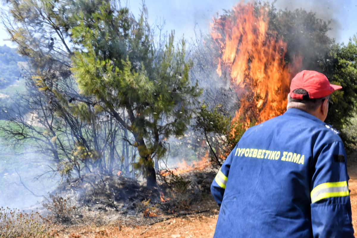 Σε επίπεδο «Κόκκινου Συναγερμού» ο κίνδυνος πρόκλησης δασικών πυρκαγιών