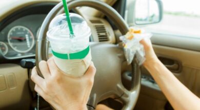 eating-while-driving-640×426