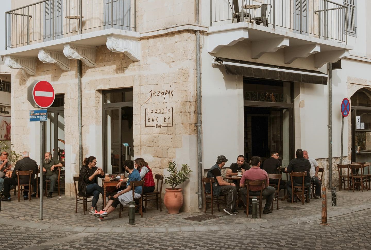 Καλοκαιρινές βραδιές με κρύα μπύρα, καλό φαγητό και θέα στην πλατεία Αγίου Λαζάρου