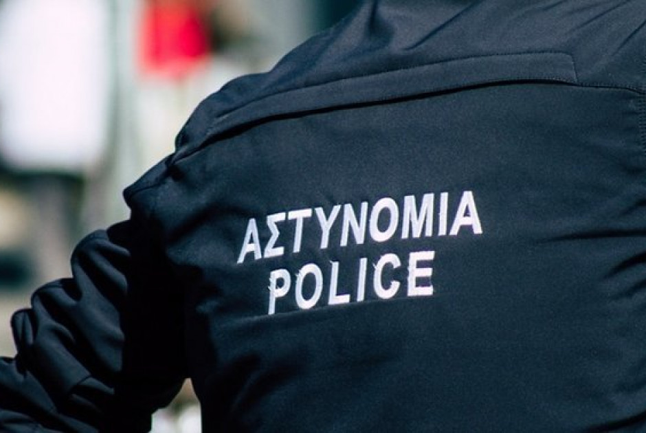 Επιτέθηκαν σε αστυνομικό έξω από κρατητήρια – Τον κατέγραφαν με κινητό