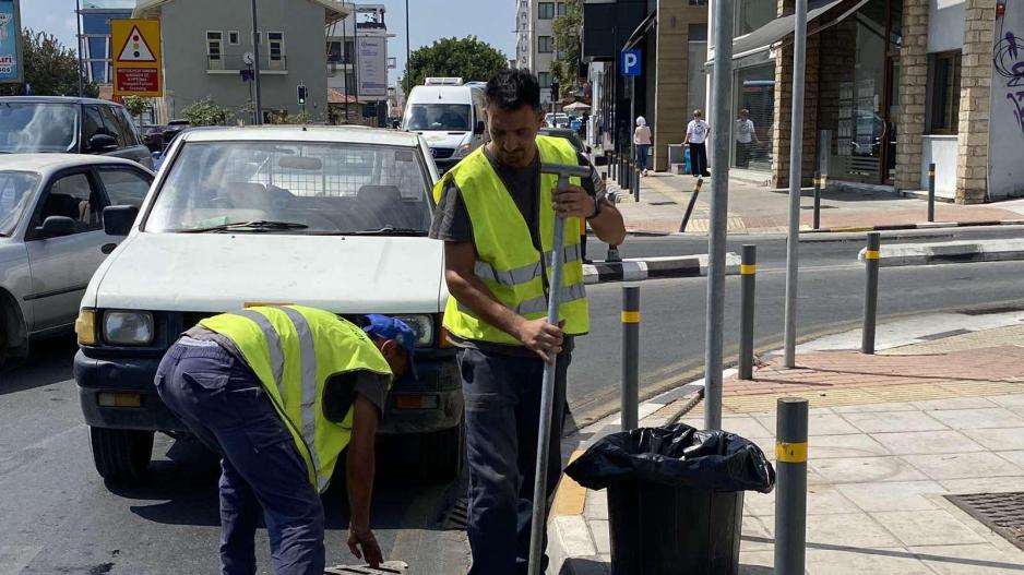 Ο Δήμος Λάρνακας και ο ΕΟΑΛ καθαρίζουν τα συστήματα των όμβριων υδάτων, ενόψει της χειμερινής περιόδου